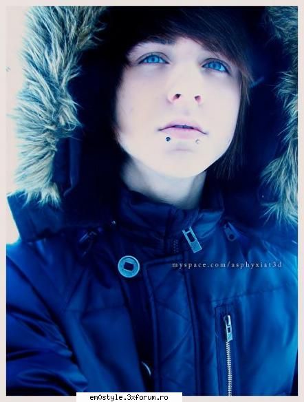 deci care vrea imagini cu emo boys.emo girls sau orice tine de emo....sa ma contacteze :hi:   kyssuk